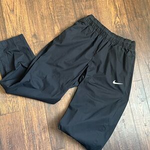 - Nike Sportswear Essential
Women's High-Rise Pants